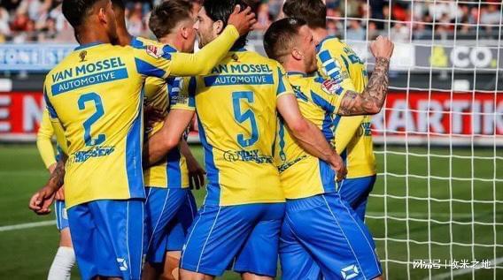 表现在他与 表现在他与