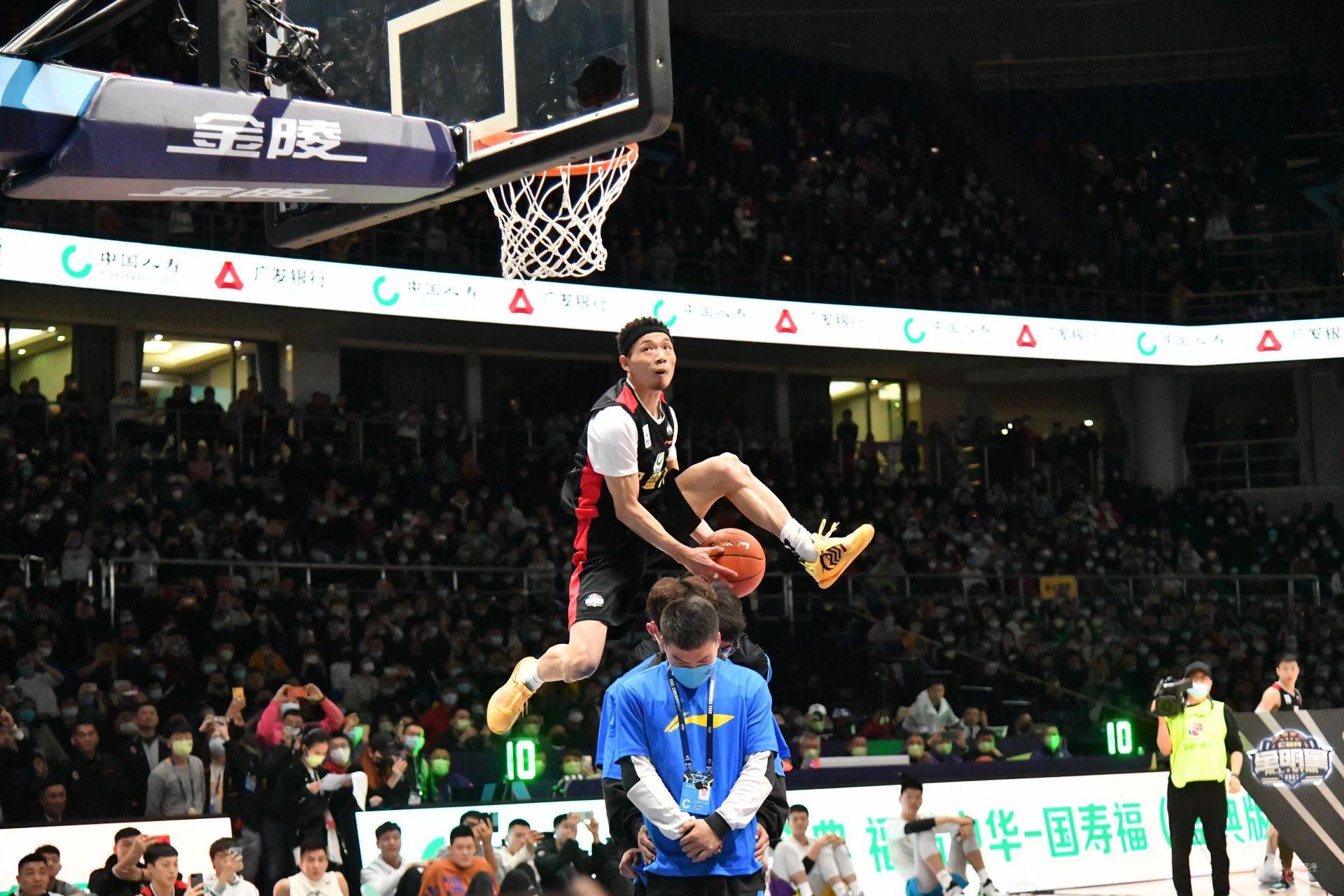 树立了一个 树立了一个